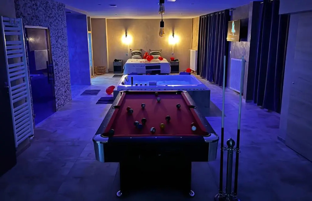 LE LOFT A BULLES (85m2 Jacuzzi Hammam Billiard Bar Douche Sauna)