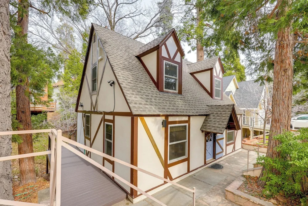 1 Mi to Lake Arrowhead! All-season Family Getaway