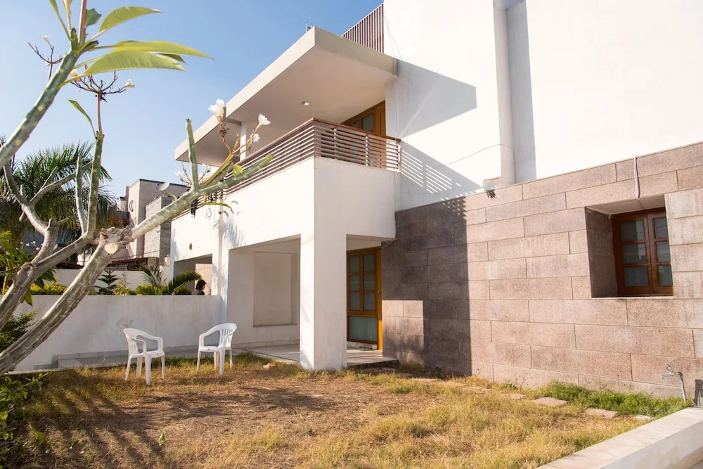 OYO 11064 Home Elegant 3BHK Villa Near Hiran Magri