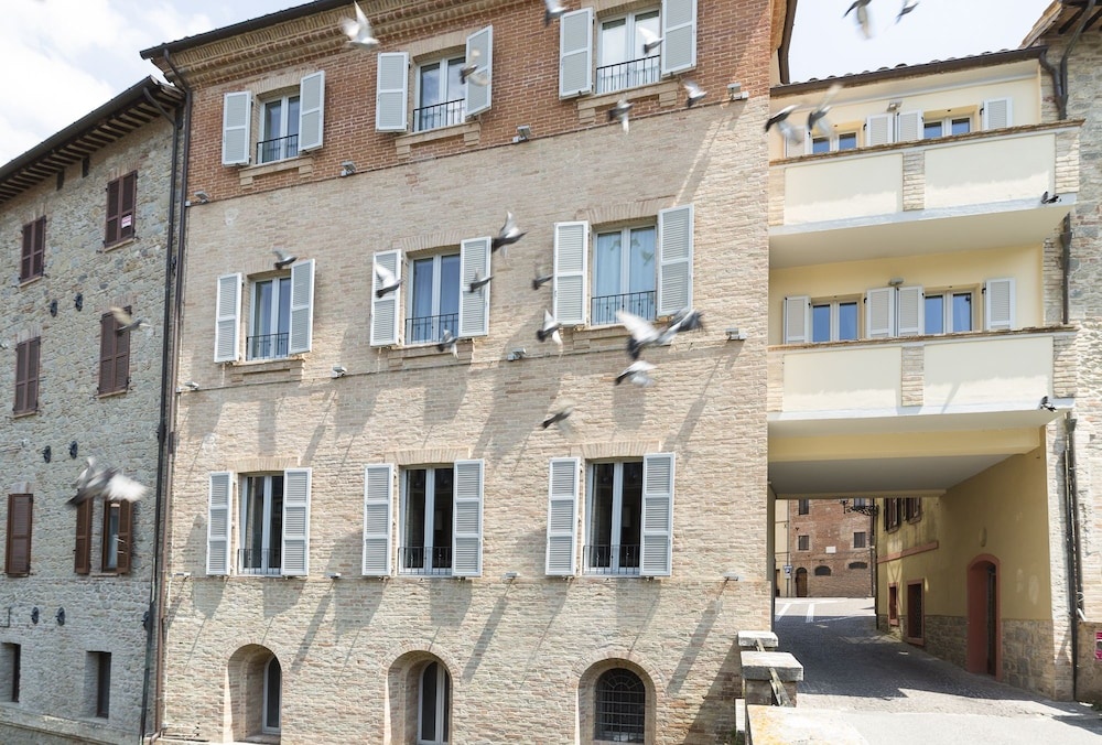 Interamnia Suites