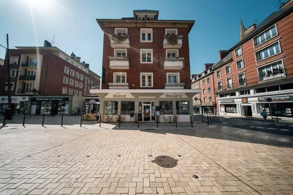 Brit Hotel Privilege Lisieux – La Villa Des Arts