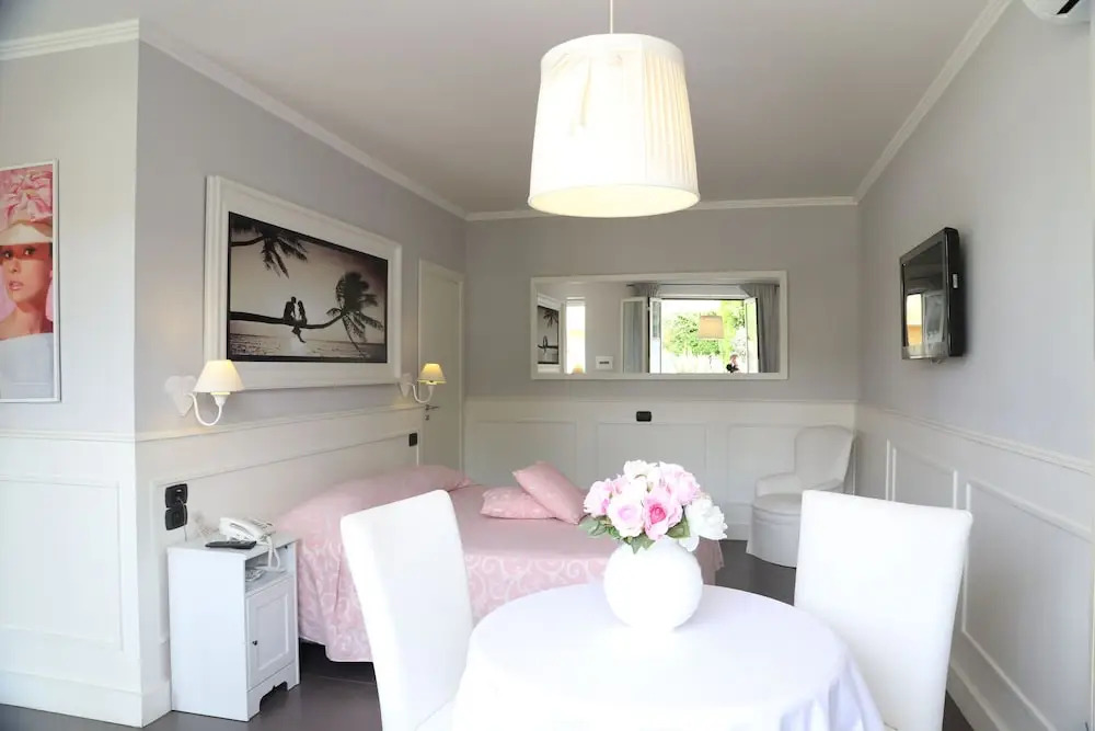 Double Suite with pool view full double bed