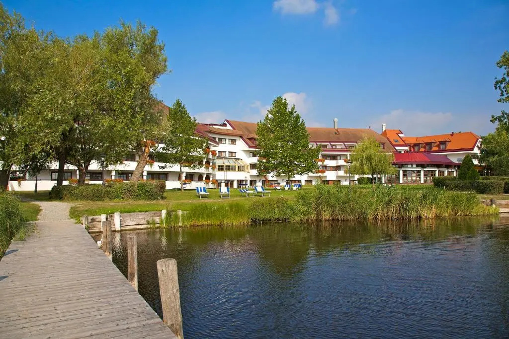 Standard Double room with lake view full double bed