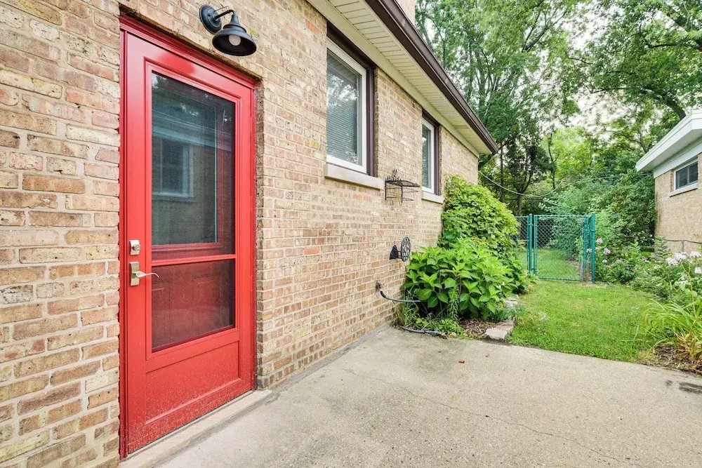 Pet-friendly Abode, 2 Mi to Dtwn Evanston!