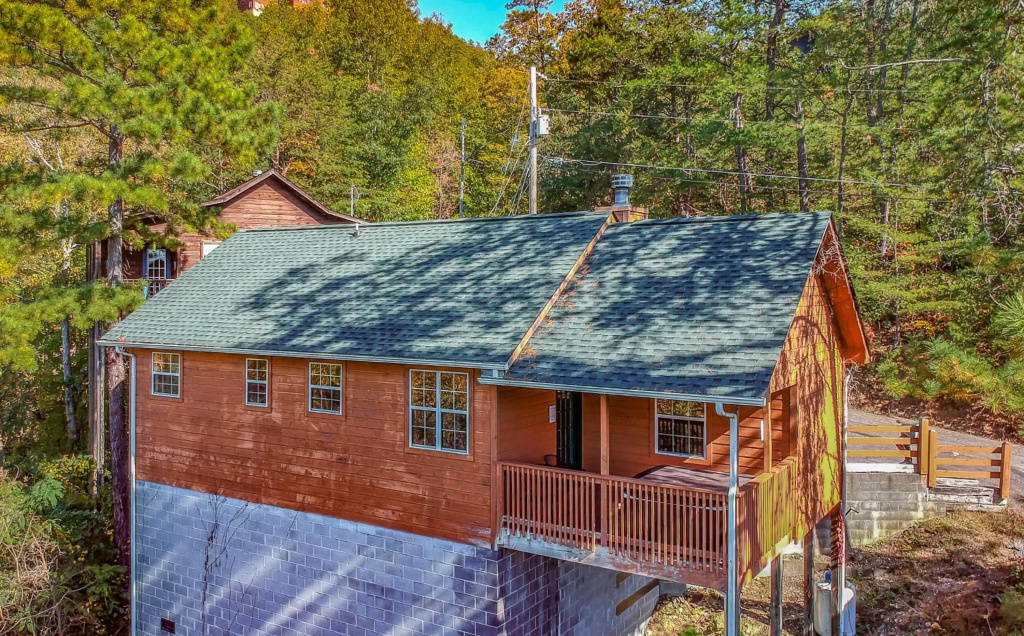 Ladybug Resort Romantic Cabin With Mountain Views, Game Room, Close to Dollywood