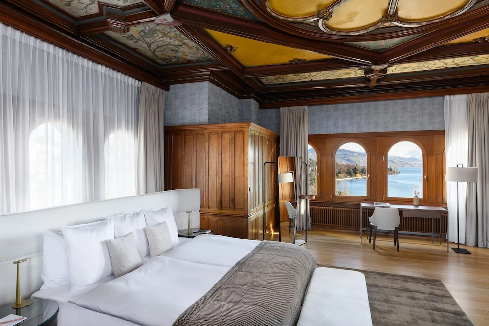 Suite with lake view