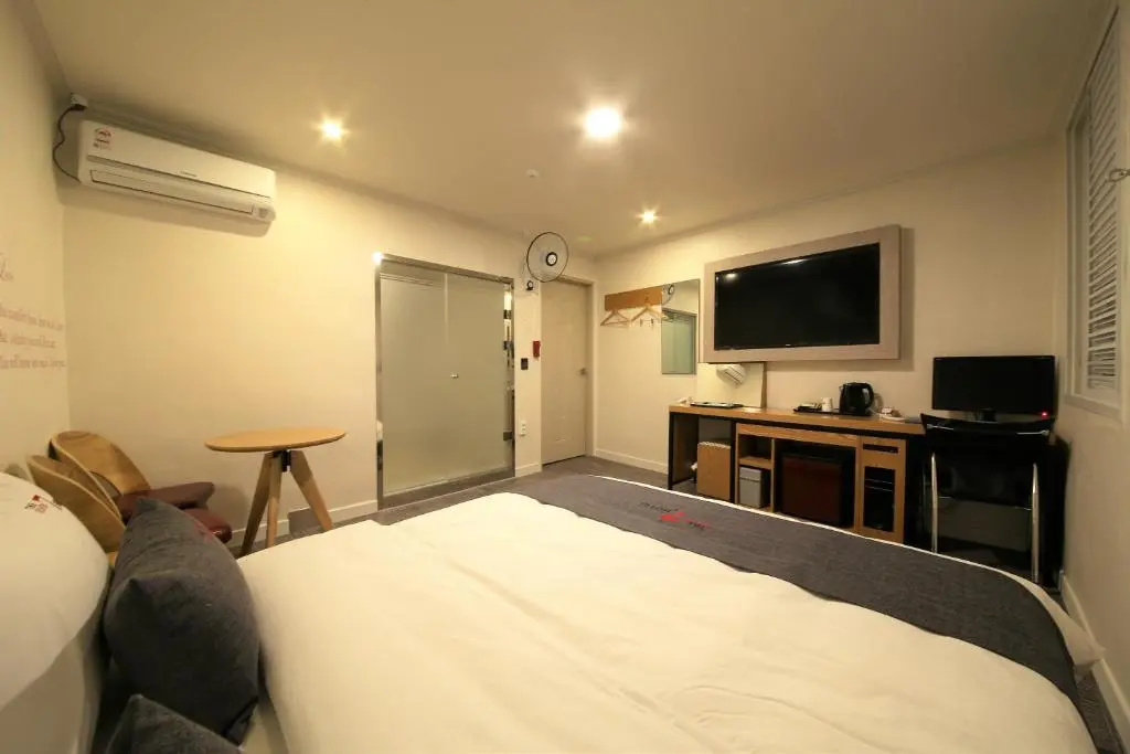 Deluxe Double room (full double bed)