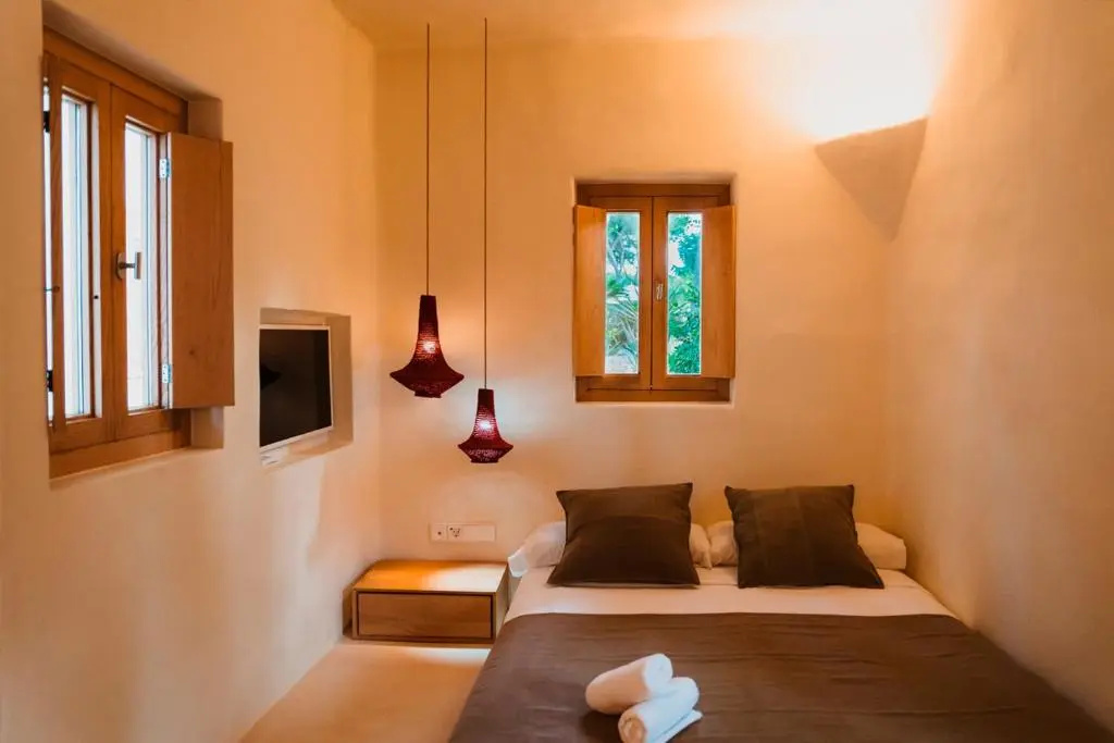 Basic Double room (full double bed)