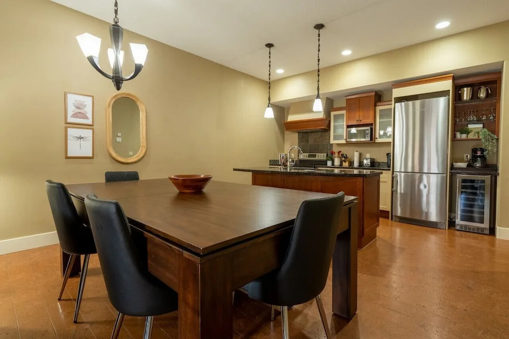 Luxury 3-Br Penthouse | INDOOR Pool & Hot Tub | Pool Table | 2 Decks + Mtn Views - фото 22