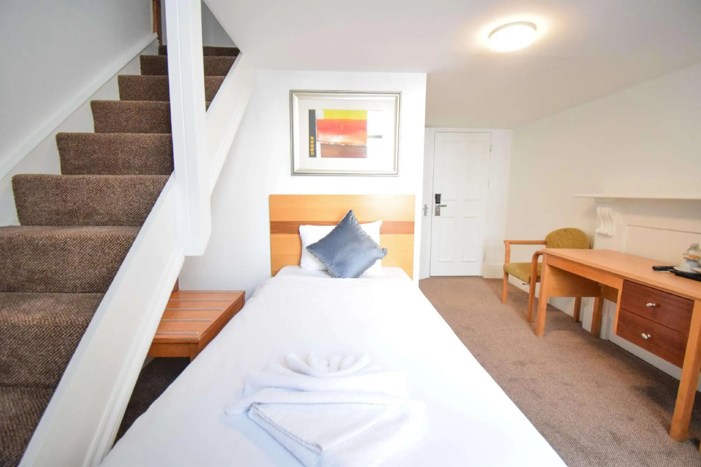Отель Pembridge Palace Hotel в Лондоне