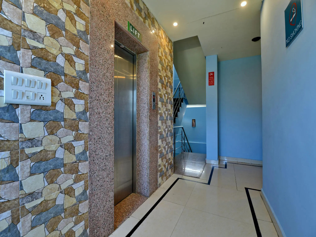 OYO 2061 Hotel New Holiday Inn