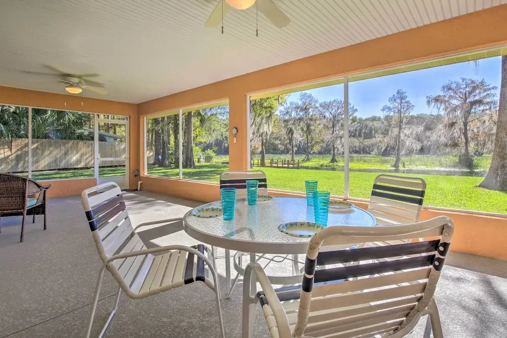Rainbow River Oasis w/ Kayaks + Furnished Sunroom!
