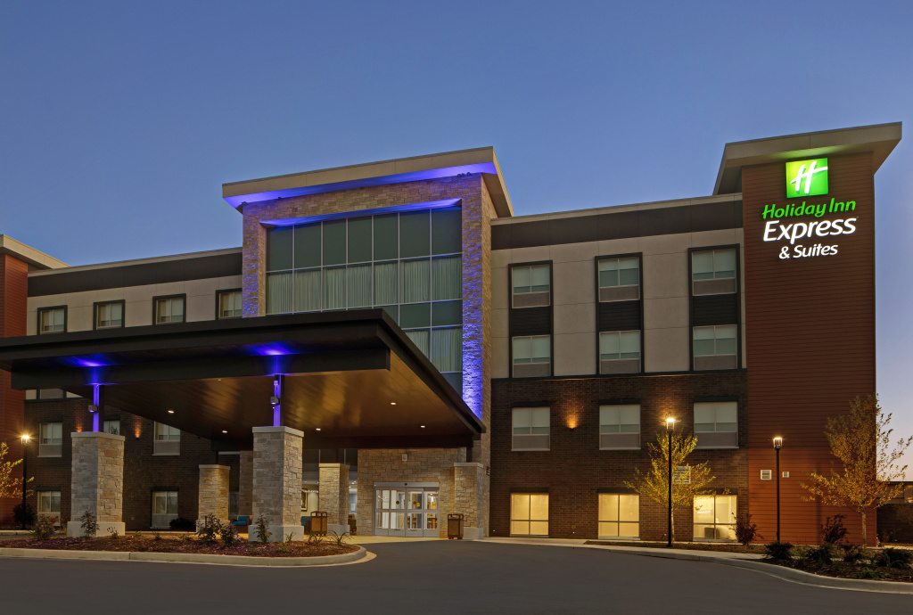 Holiday Inn Express & Suites Milwaukee - Brookfield by IHG