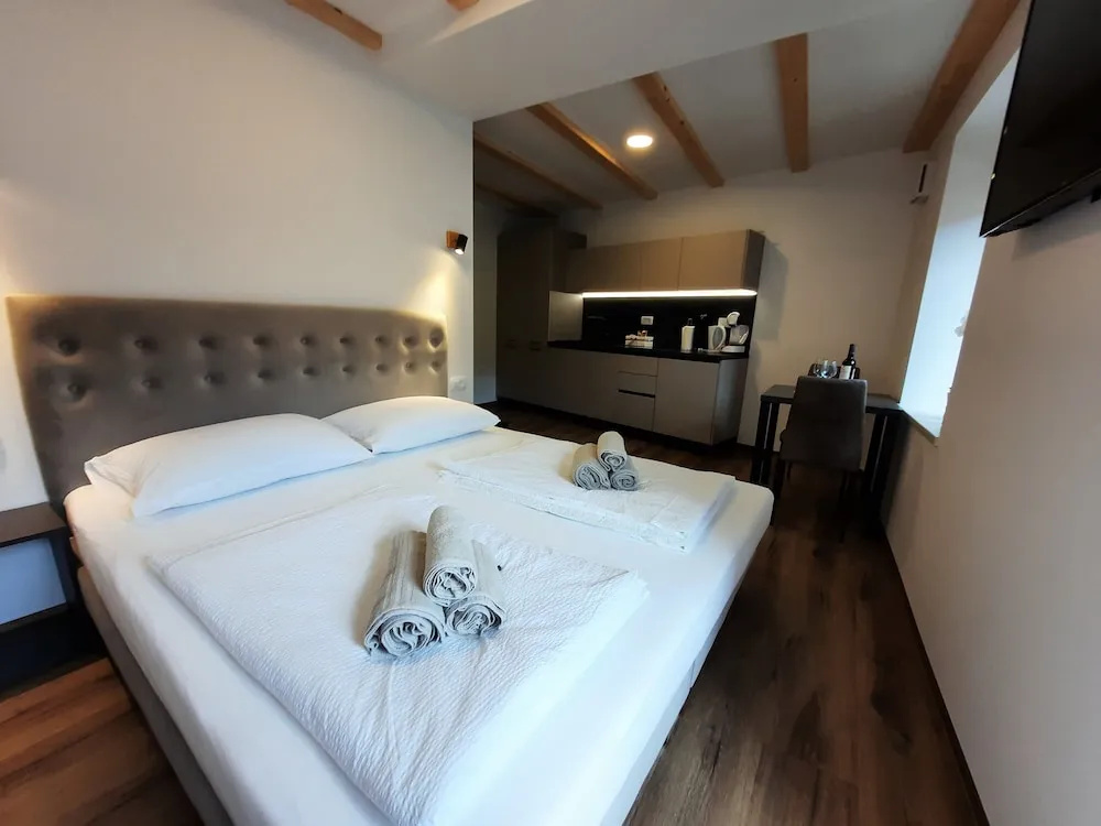 Luxury Suite with land view