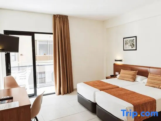 Standard room with street view