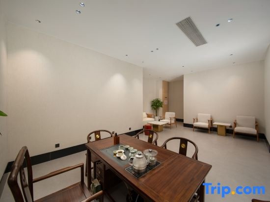 Yilong Ruiyun Hotel (Xinyang Railway Station Tianrun Square Branch)