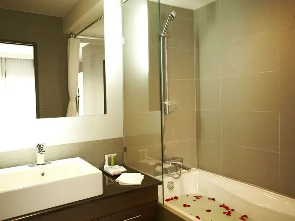 Sukhumvit Suites Hotel Room Type - Deluxe Double Room