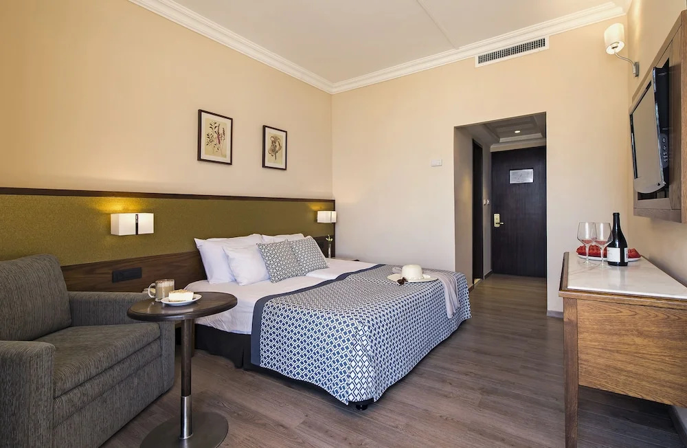 Standard Double room with city view (full double bed)