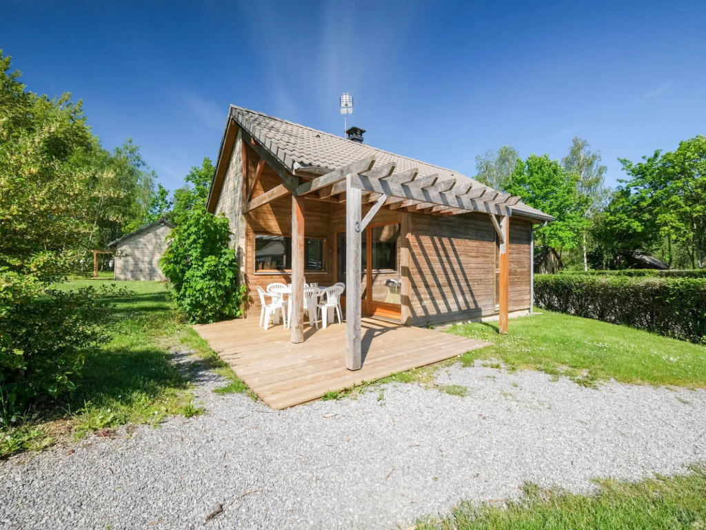 Snug Holiday Home in Signy le Petit with Private Terrace