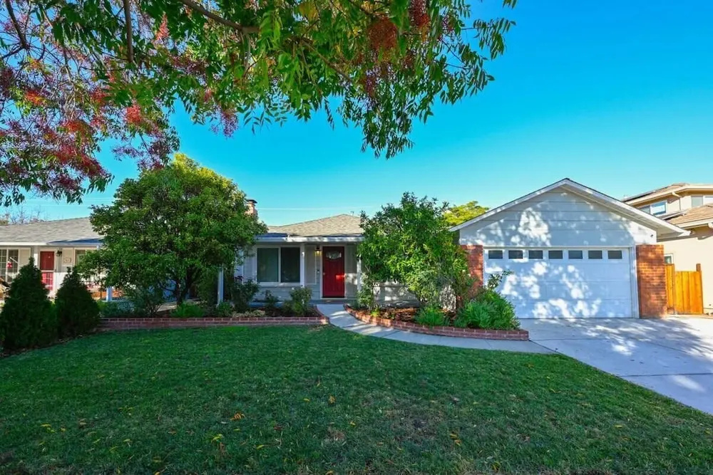 Marbella Lane - Exquisite Home 3BR