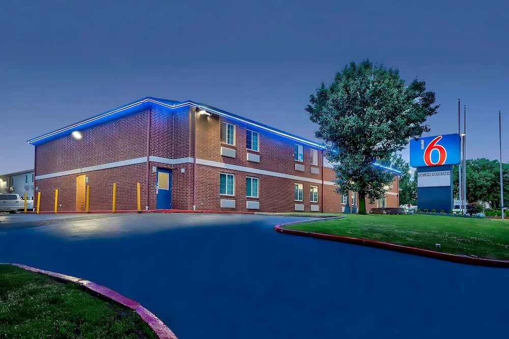 Econo Lodge Inn & Suites