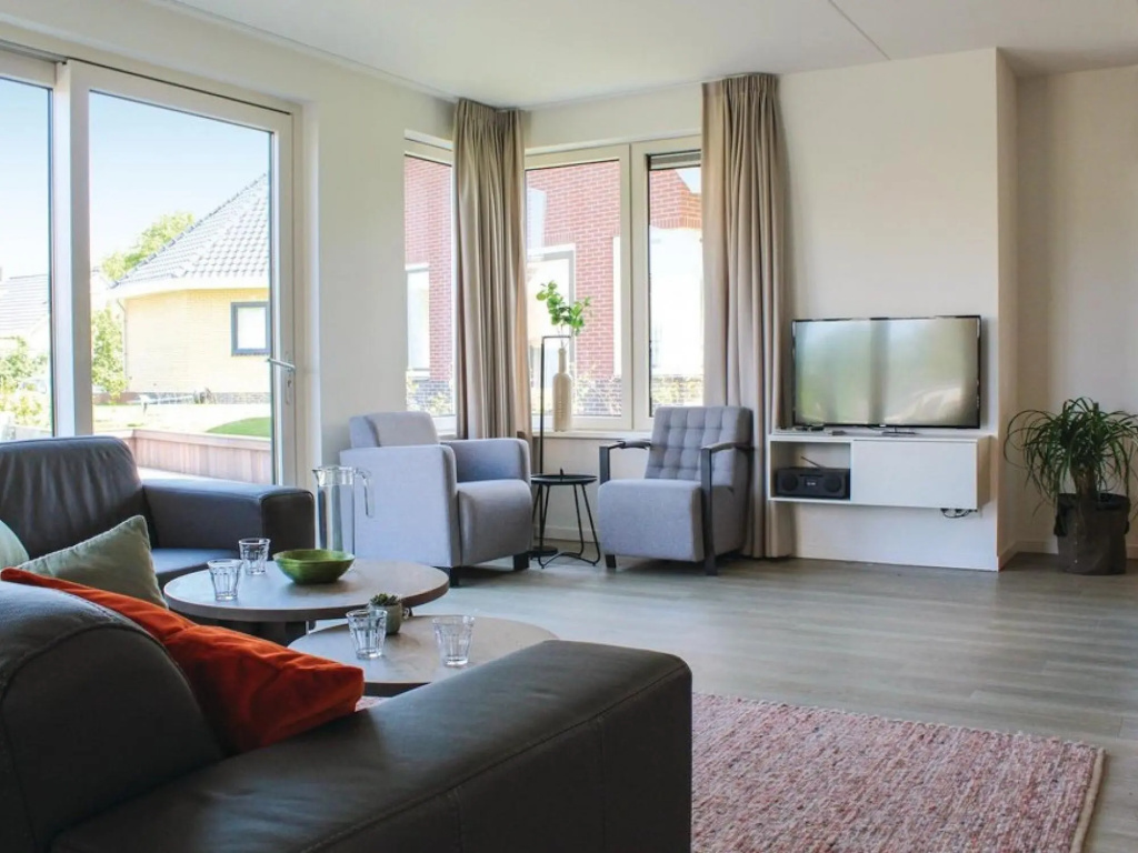 Beautiful villa with sauna, in a holiday park on the water in Friesland