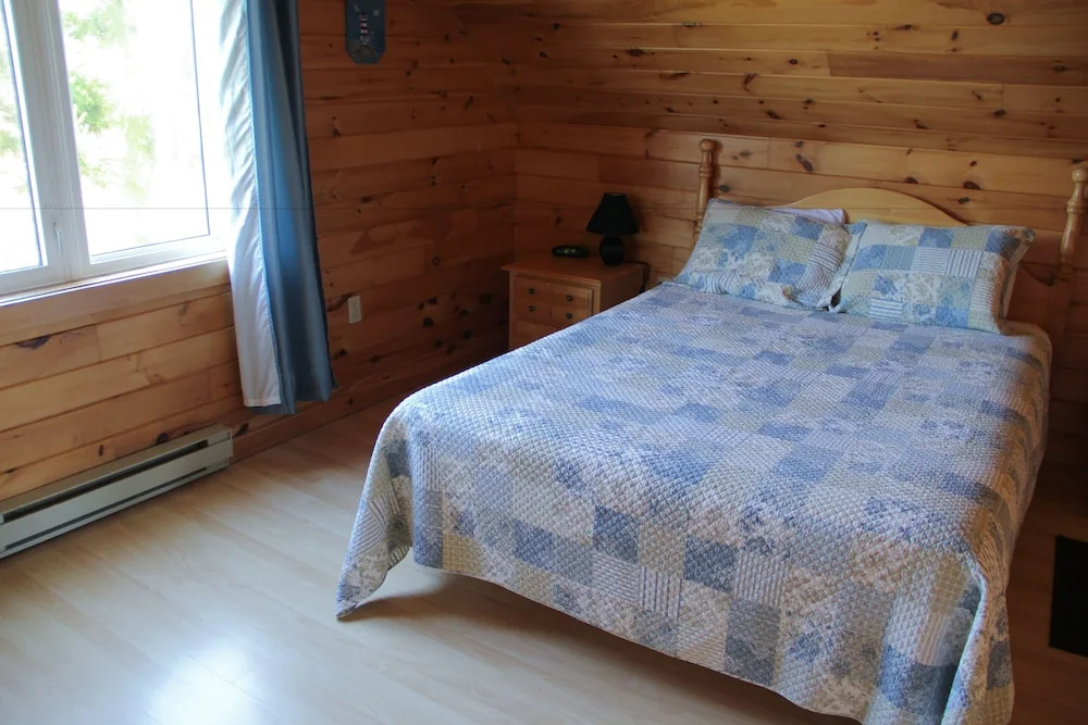 2 Bedrooms Executive Cottage with partial ocean view