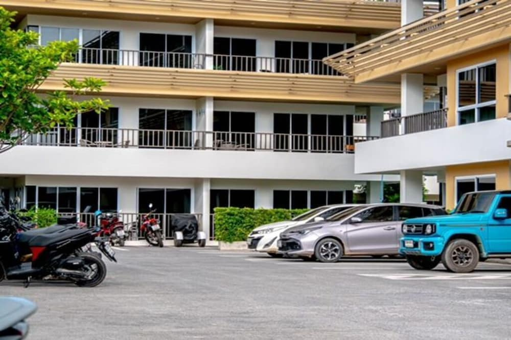 1BR Condo Gym Sauna Pool 650m Beach C271