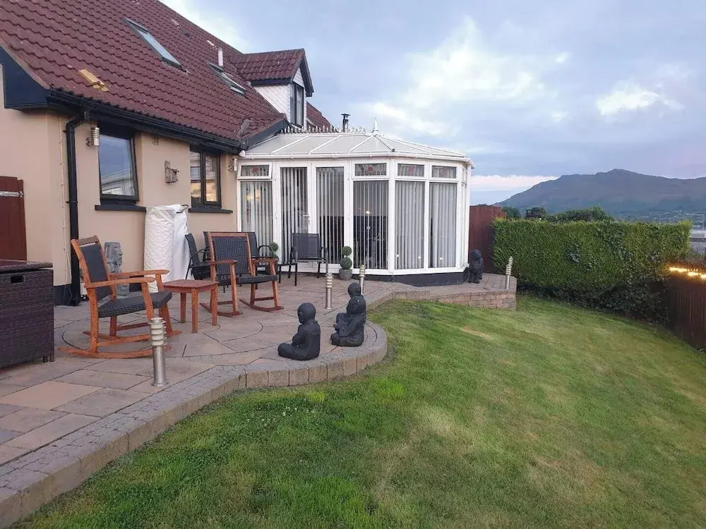 Overlooking Carlingford Lough Modern and Spacious!