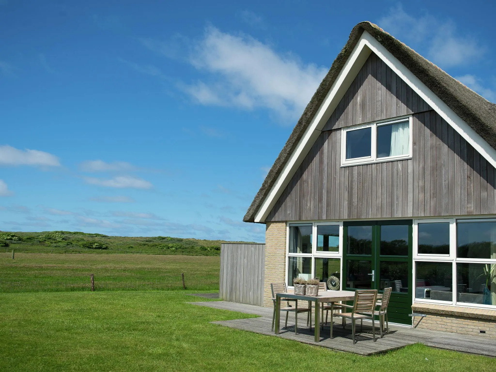 Thatched villa with two bathrooms, 1.5 km. from the beach