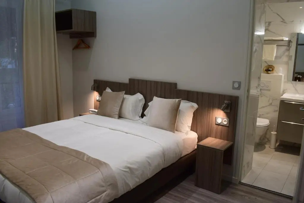 Deluxe Double room (full double bed)