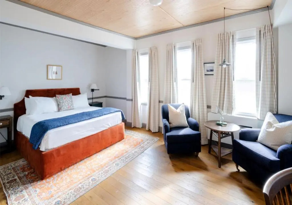 Deluxe Double room (full double bed)