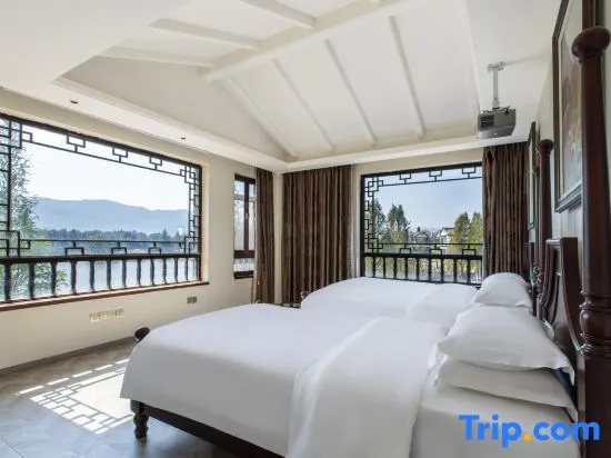 Deluxe Family room with lake view