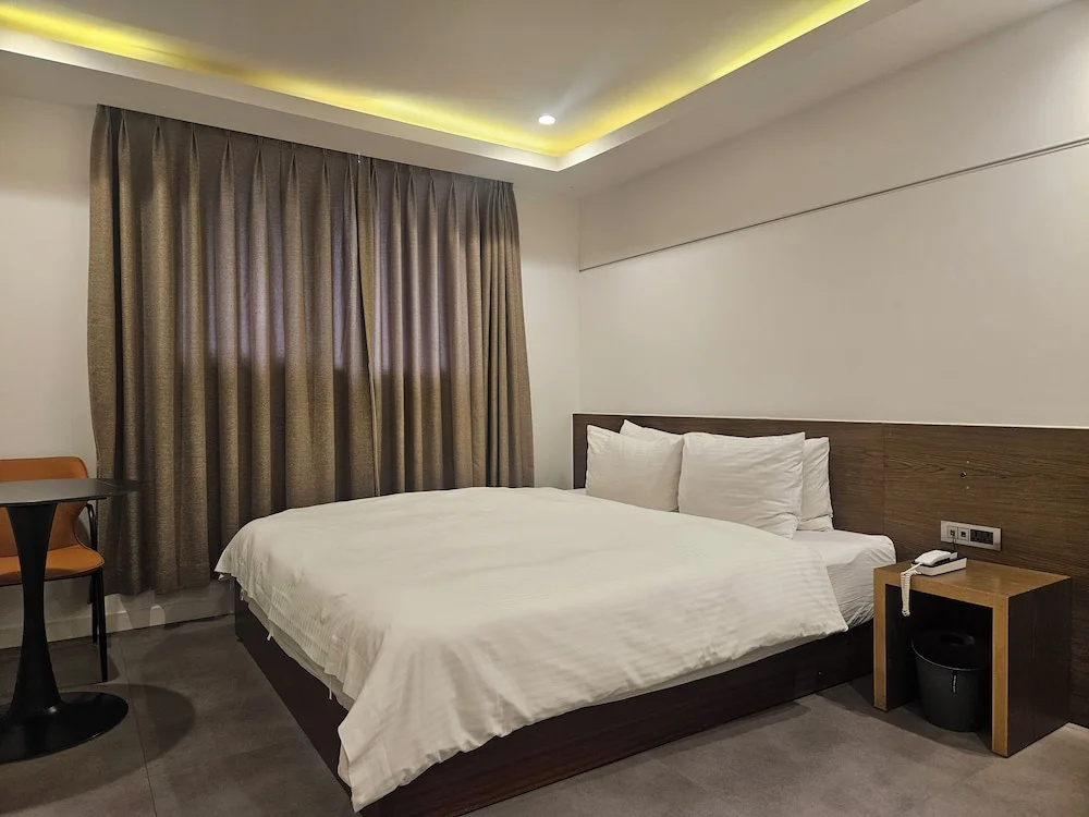 Deluxe Double room (full double bed)