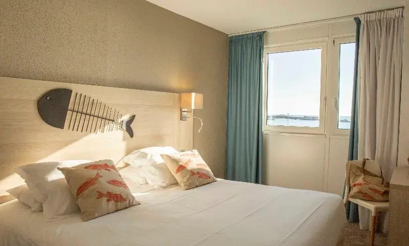 Standard Double room with harbour view (full double bed)