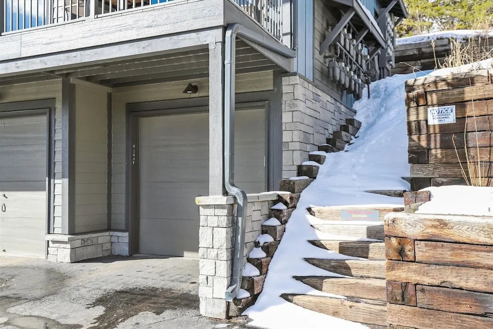 Lake Forest 204f 2 Bedroom Condo by Redawning