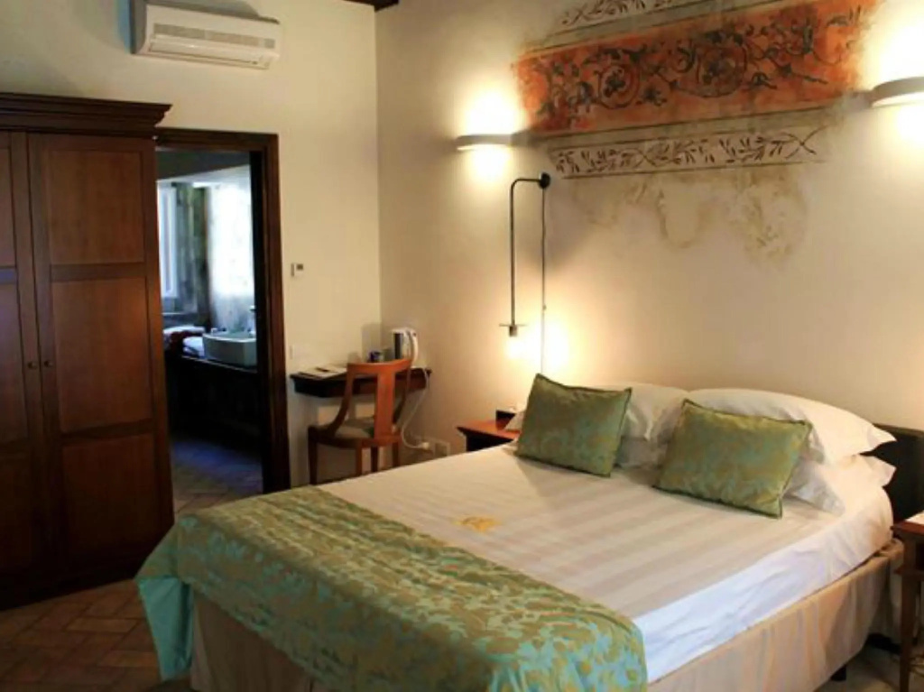 Deluxe Double room (full double bed)