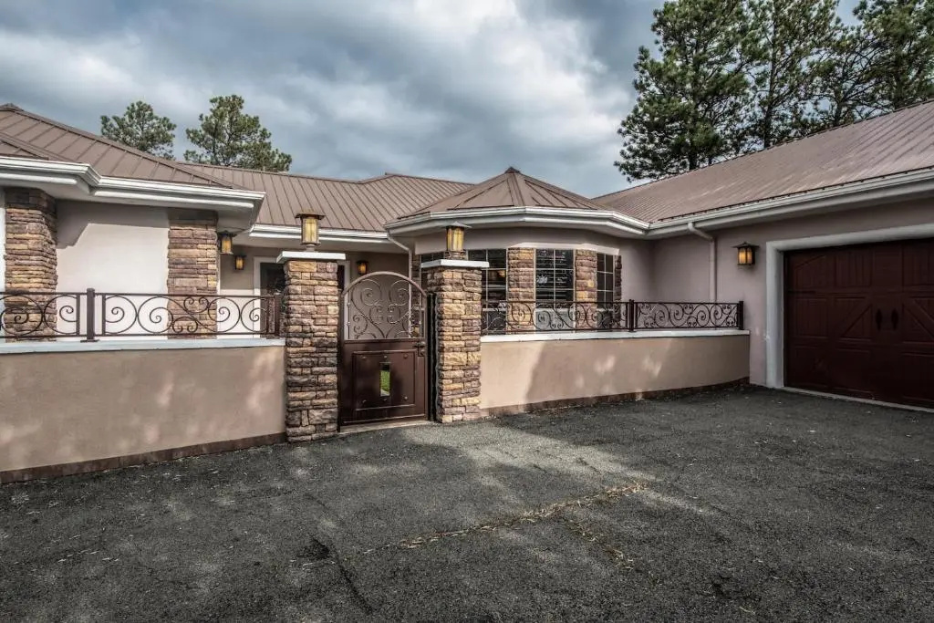 5 Bedrooms Cottage
