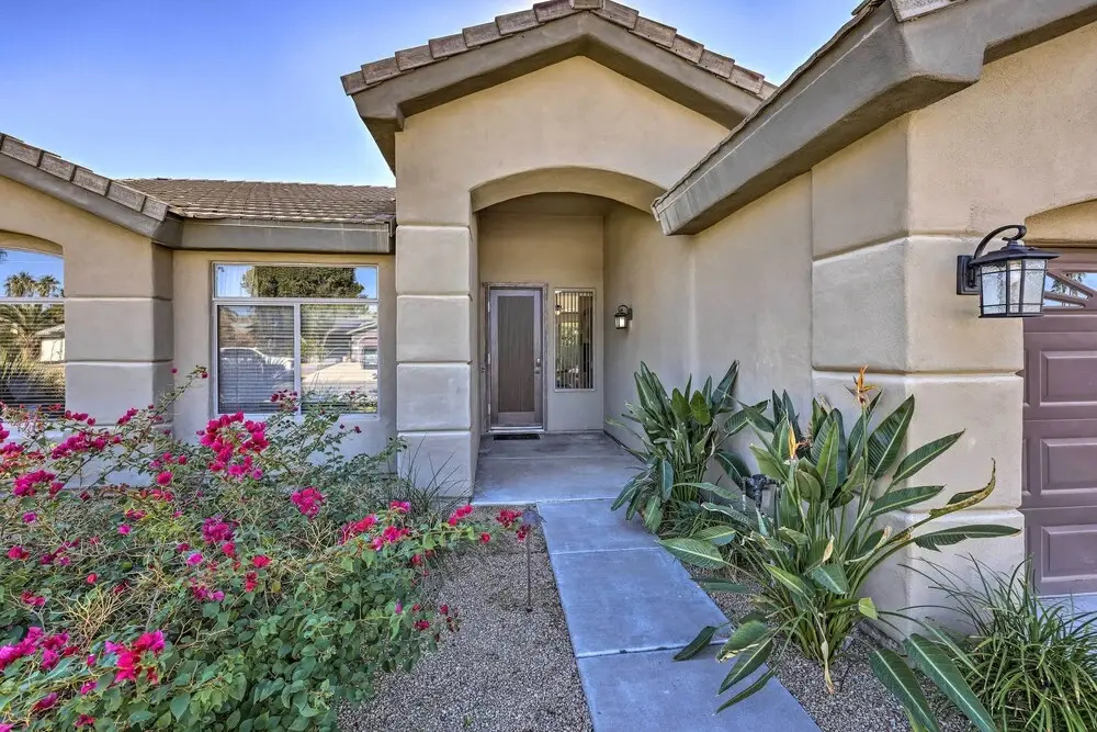 Airy Scottsdale Home: Pool, Putting Green & Grill!