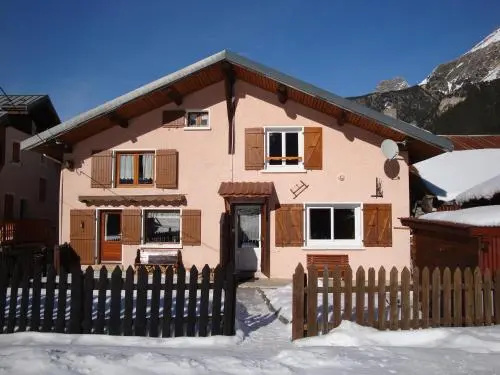 House Demi chalet avec agréable jardinet