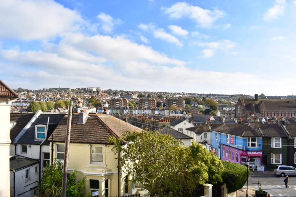2 Bedroom Apartment With Balcony in Brighton