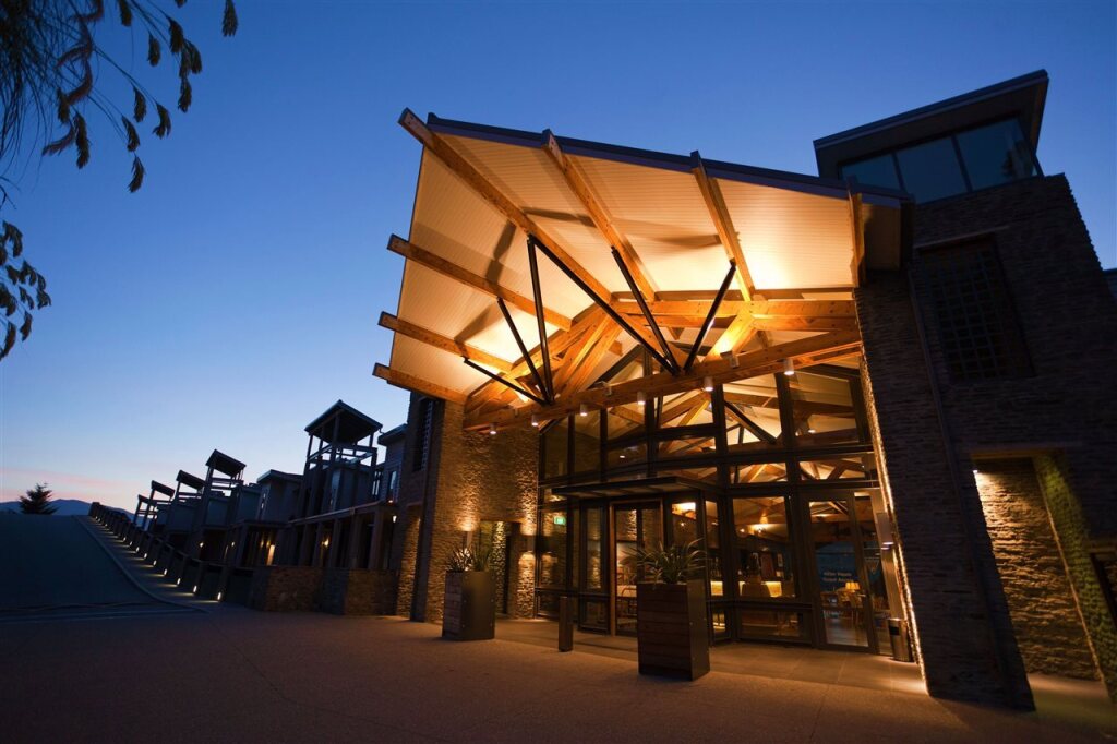 The Rees Hotel, Luxury Apartments & Lakeside Residences by null