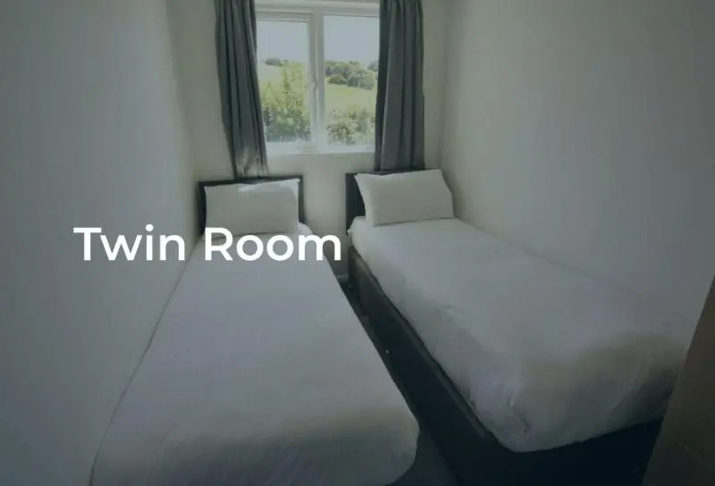 一室四人公寓，配有雙人床