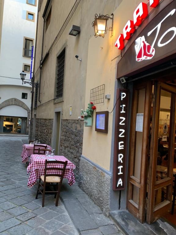AI MAGAZZINI DEI MEDICI (casa con balcone)