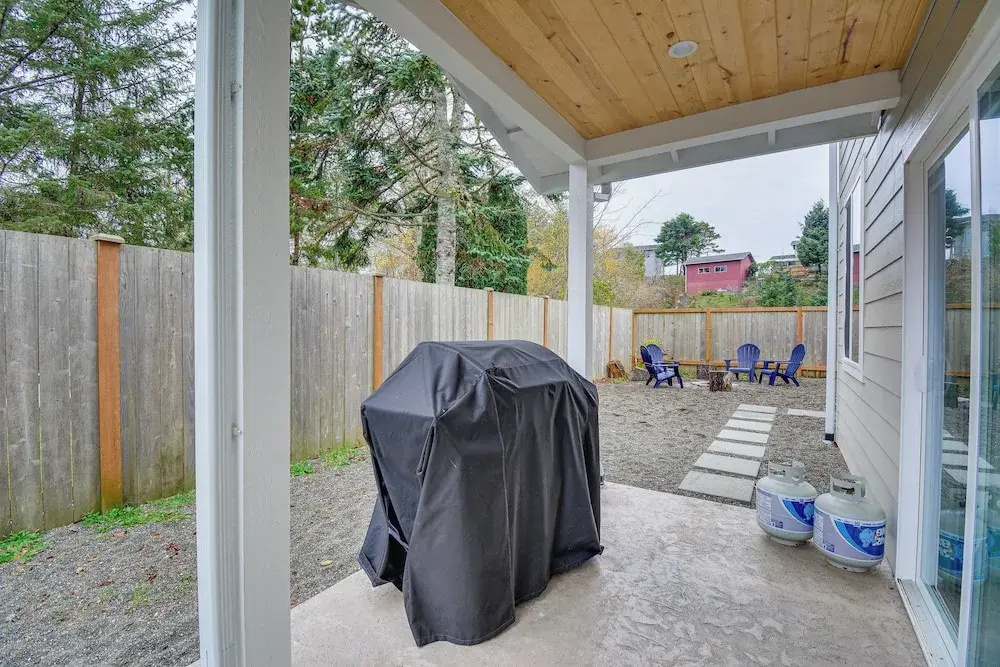 Westport Home w/ Hot Tub: 2 Blocks to Beach!