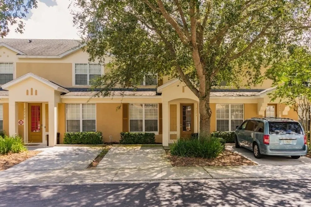 Neil's Windsor Hills Townhouse 3 Bedroom Townhouse by Redawning