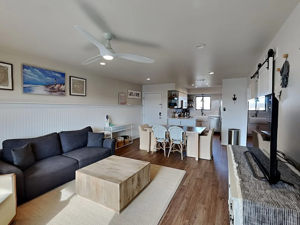 Standard room with balcony and with partial ocean view
