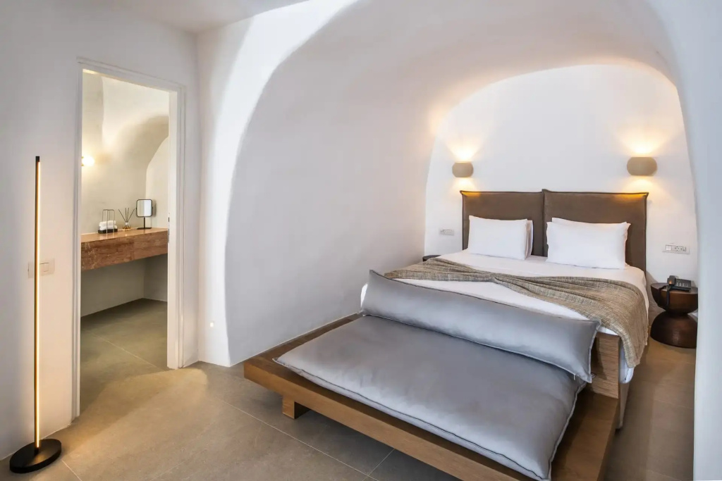 Superior Double room with courtyard view (full double bed)