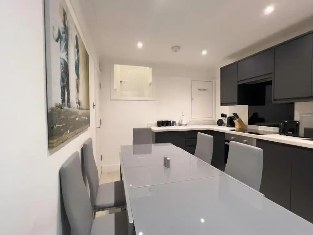 Apartmentsleeps8-wifi-famillyfriendly-citycentre - фото 14