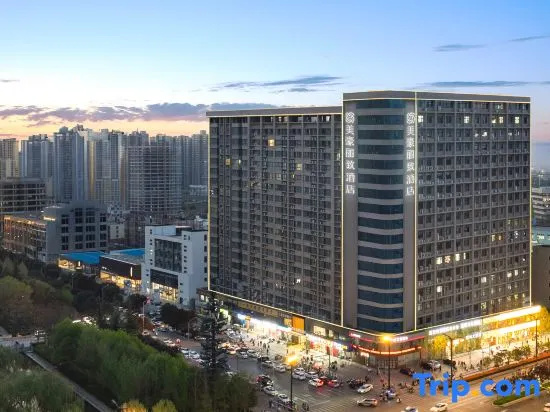 Mega Hotel (Luoyang Kaiyuan Avenue Longmen High-Speed Rail Station Branch) in Luoyang